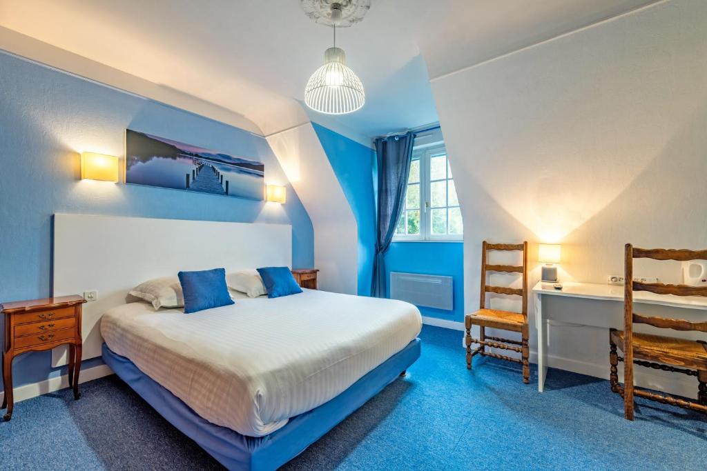 Postel nebo postele na pokoji v ubytování Logis Hotel De La Corniche