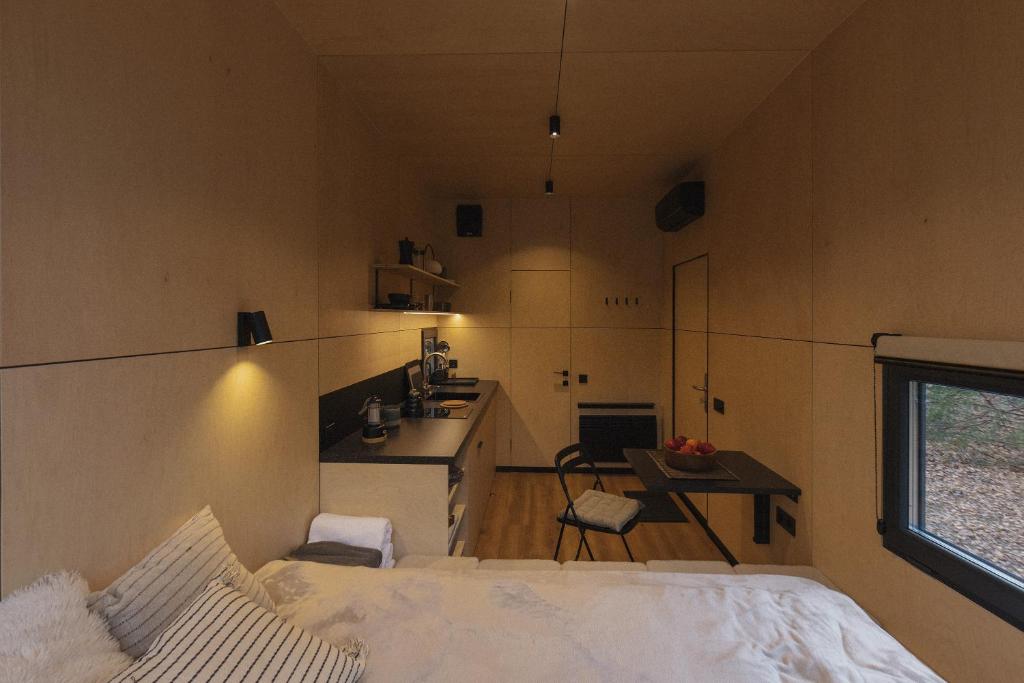 Postel nebo postele na pokoji v ubytování Swipe Scape Hotel