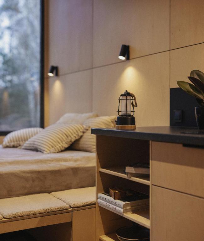 Postel nebo postele na pokoji v ubytování Swipe Scape Hotel