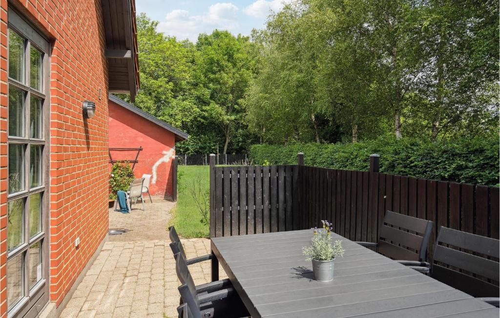 Zahrada ubytování Awesome Home In Bække With Kitchen
