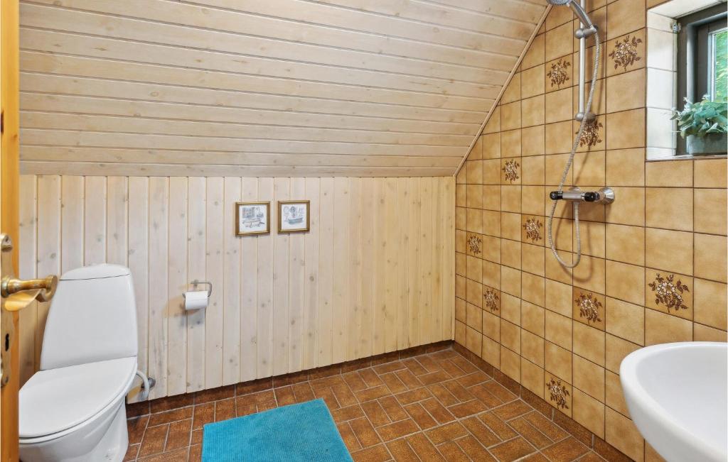 Koupelna v ubytování Awesome Home In Bække With Kitchen