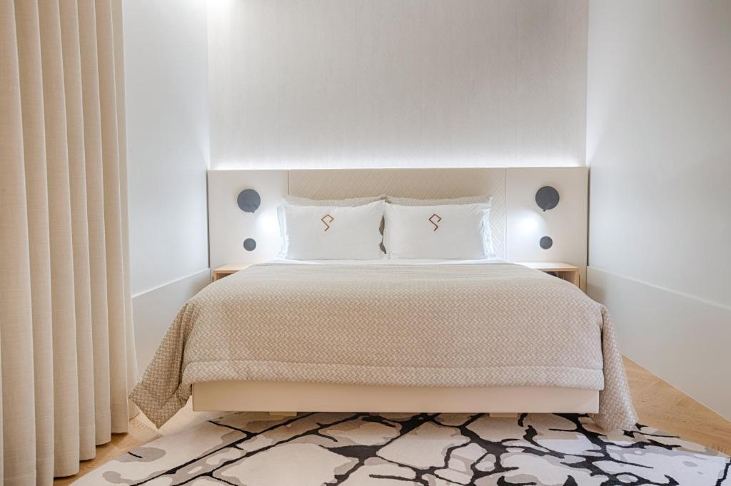 Postel nebo postele na pokoji v ubytování Palatial Suites