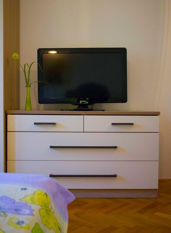 TV a/nebo společenská místnost v ubytování Holiday house Ma & Ma with pool, parking, high speed Internet, BBQ...