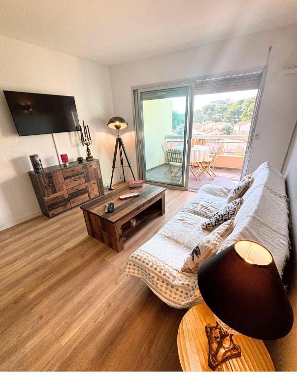 un salon avec un canapé et une table dans l'établissement Charmant T2 à 10 min de Cannes, au Cannet