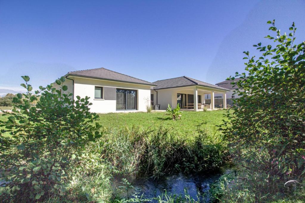 une maison dans un champ planté d'arbres et d'herbe dans l'établissement L'Ostau deu Bonur - gîte, à Saint-Martin