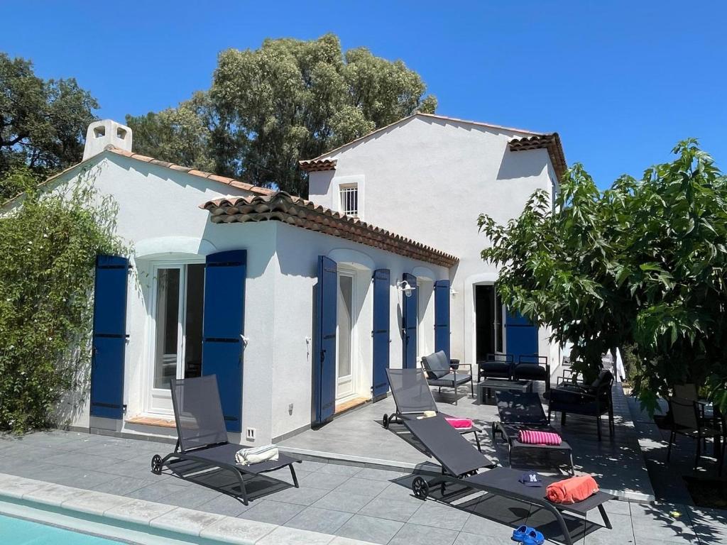 une villa avec piscine et chaises longues dans l'établissement Les Saquedes 48, à Sainte-Maxime
