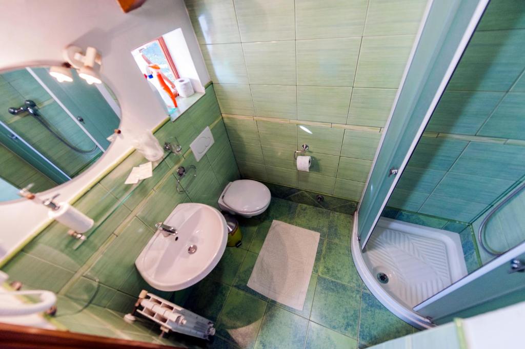 Uma casa de banho em Rooms Barbieri Rovinj