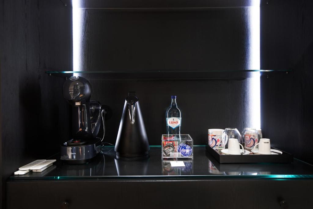 Příslušenství pro přípravu čaje a kávy v ubytování Palatial Suites