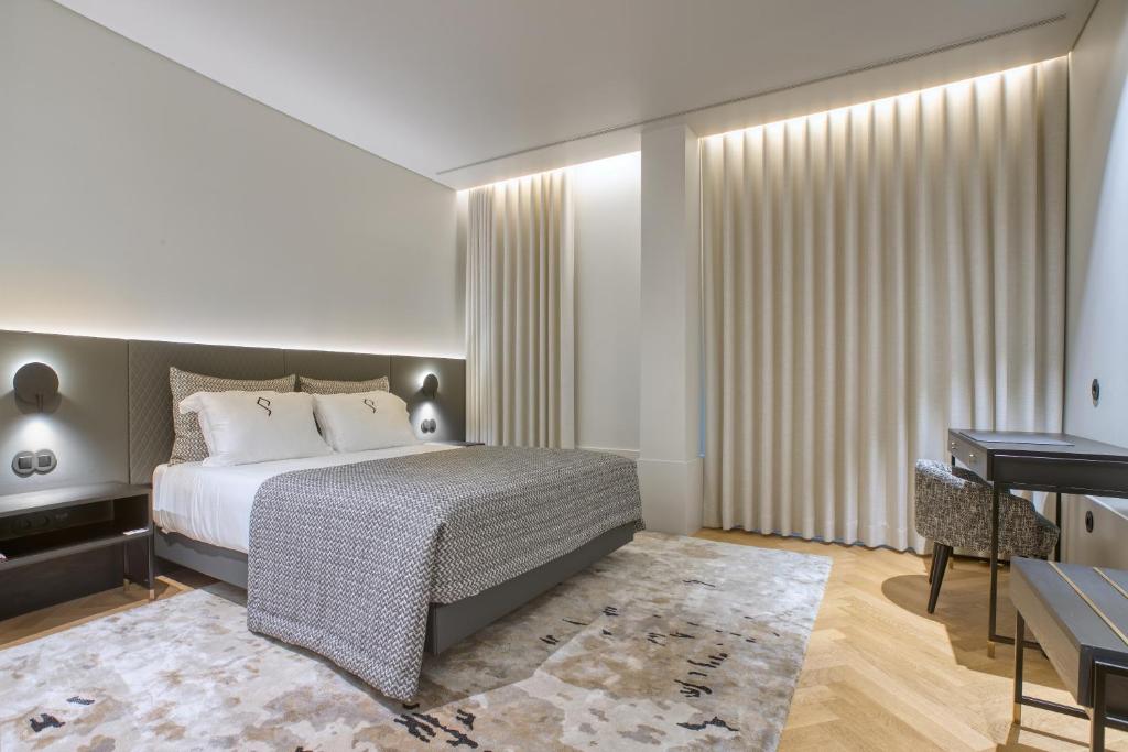 Postel nebo postele na pokoji v ubytování Palatial Suites