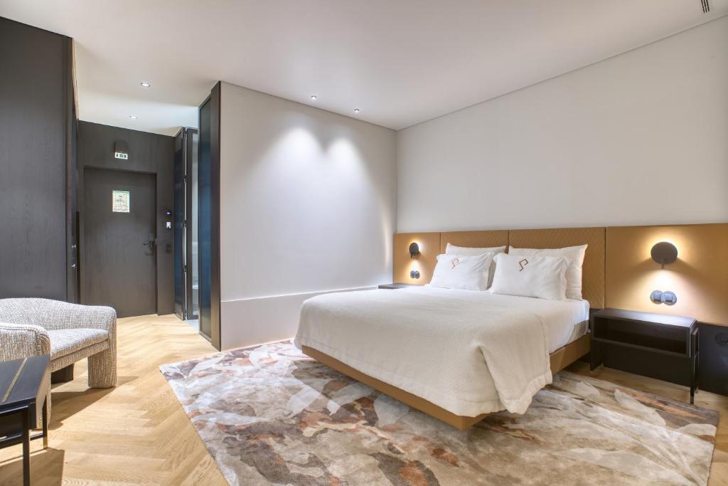 Postel nebo postele na pokoji v ubytování Palatial Suites