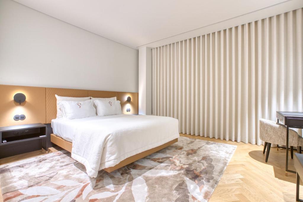 Postel nebo postele na pokoji v ubytování Palatial Suites