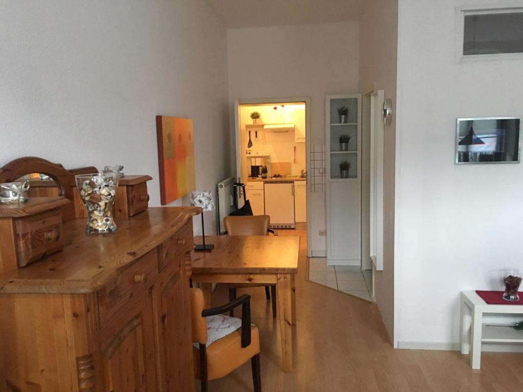 una cucina con un tavolo di legno e una sala da pranzo di Ferienwohnung Chemnitz Kaßberg II a Chemnitz