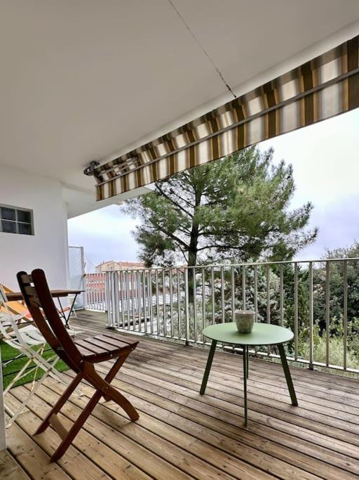 un patio avec une chaise et une table sur une terrasse dans l'établissement Studio ensoleillé port Bassin d'Arcachon, à Arcachon