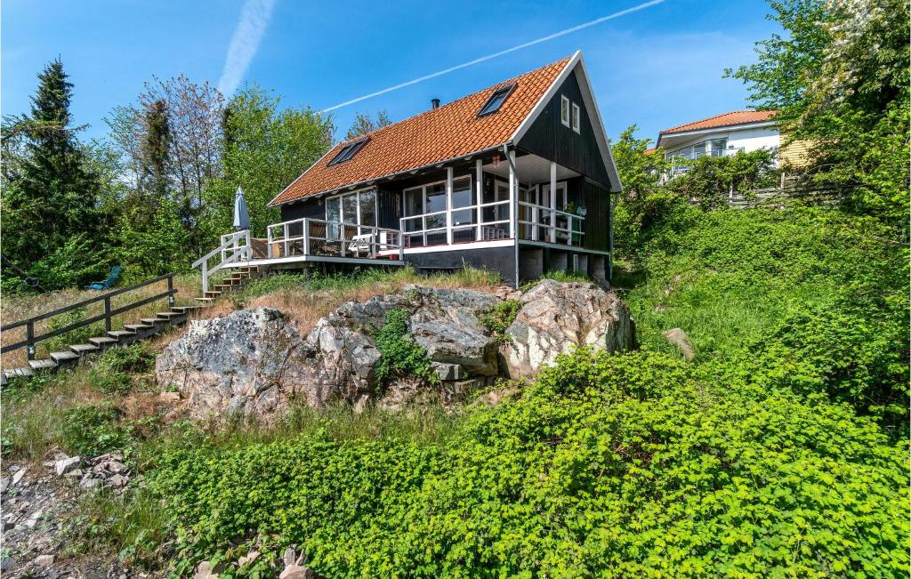 una casa situada en la cima de una colina en Klippehuset, en Gudhjem