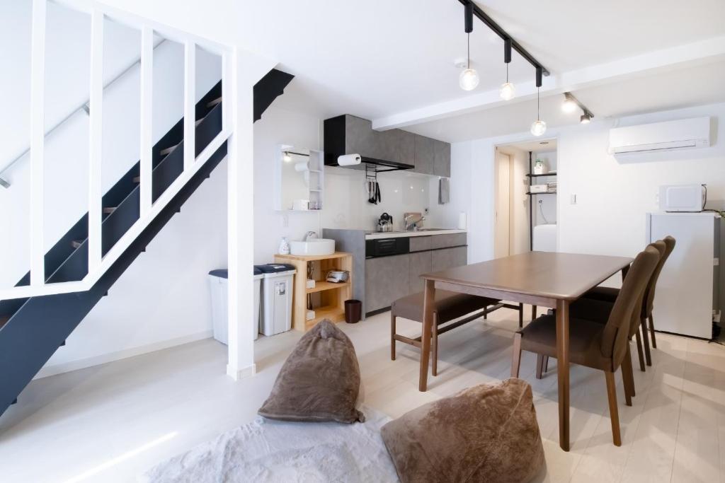 北九州市にあるCasa Stay Kokura 3 - Vacation STAY 68310vのテーブルと椅子のあるキッチンとダイニングルーム