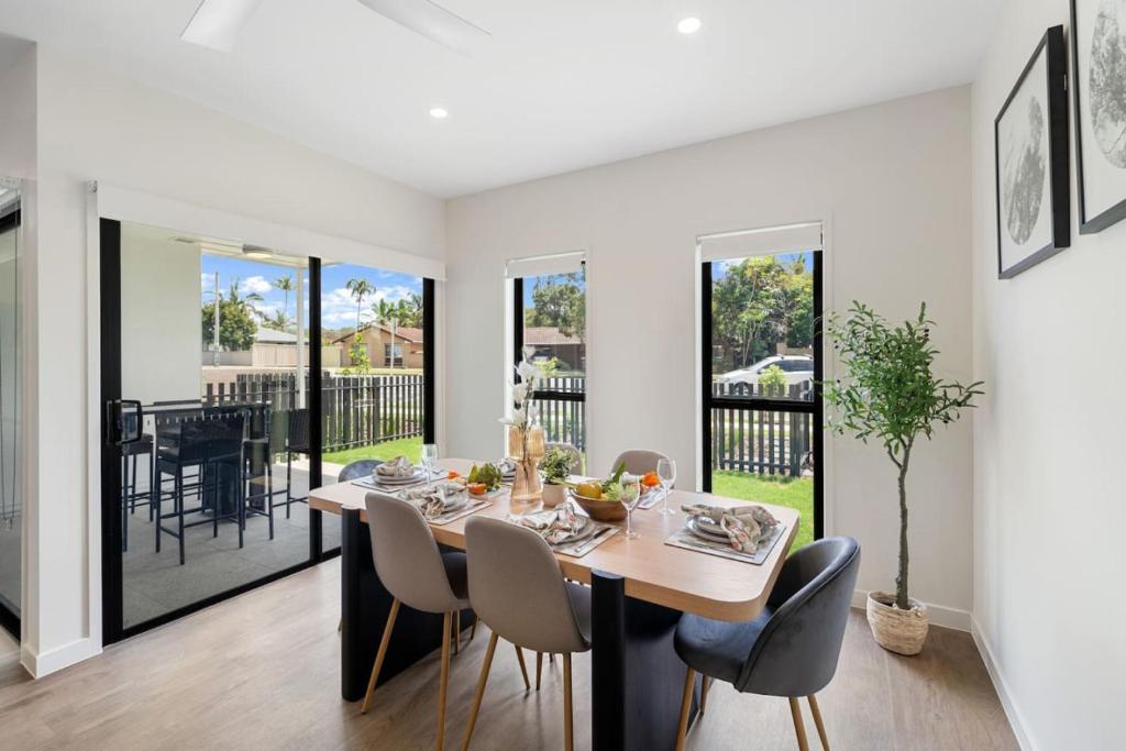 Φωτογραφία από το άλμπουμ του Modern Brand New House near Mall Park with 2Parking σε Capalaba