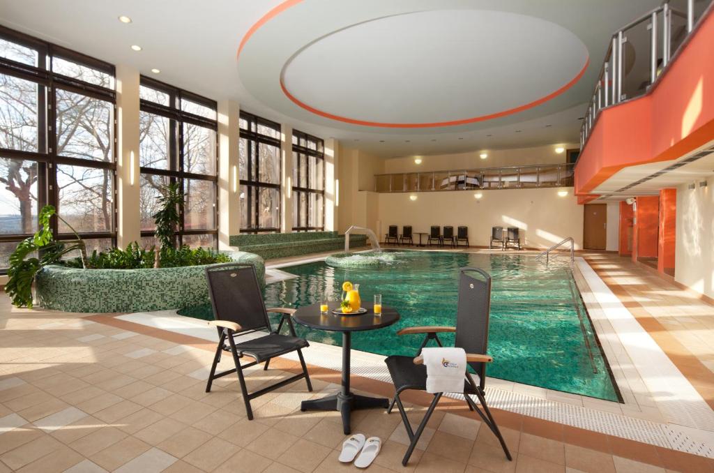 Bazén v ubytování Chateau Monty Spa Resort nebo v jeho okolí