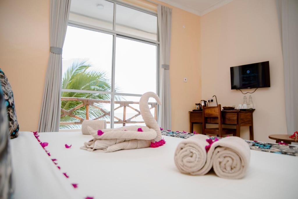Postel nebo postele na pokoji v ubytování Double A Nungwi Beach Hotel