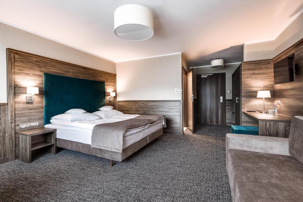 Postel nebo postele na pokoji v ubytování Hotel Konradówka Wellness & SPA - 300 metrów do centrum