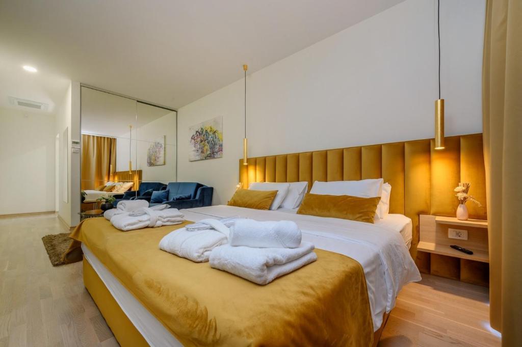 Posteľ alebo postele v izbe v ubytovaní Villa Ramarin 1 with heated pool, jacuzzi and sauna by the sea in Rogoznica