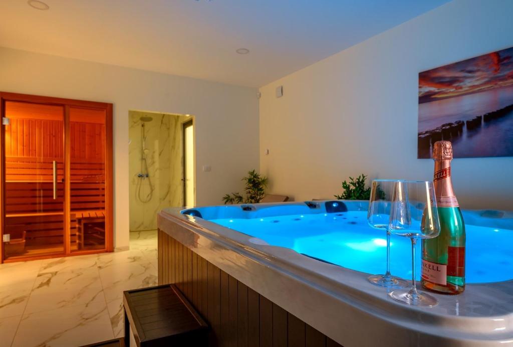 Fotografia z galérie ubytovania Villa Ramarin 1 with heated pool, jacuzzi and sauna by the sea in Rogoznica v Rogoznici