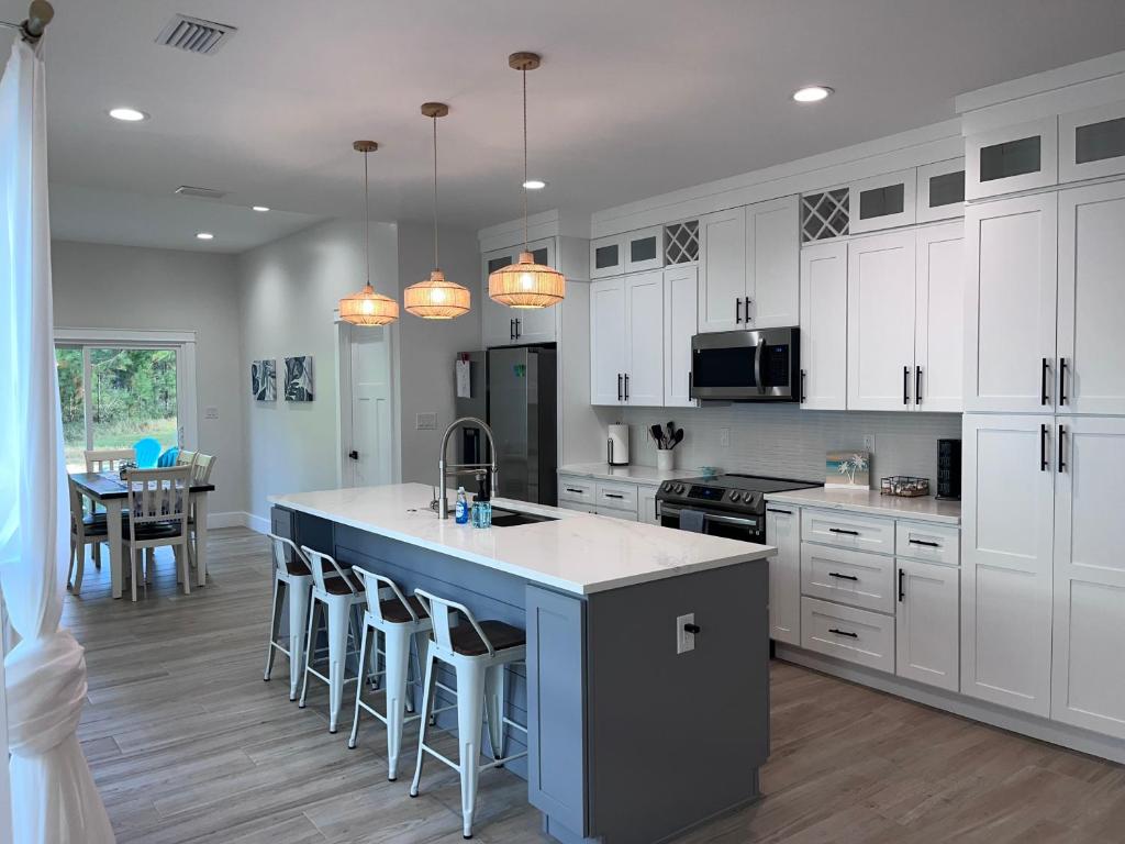 Η κουζίνα ή μικρή κουζίνα στο Beachy cottage near Sports Complex OWA beaches shopping restaurants mini golf Central to all the fun Foley has to offer