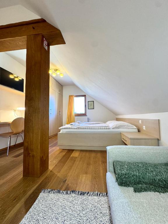 Postel nebo postele na pokoji v ubytování Guest house Domačija Krnc