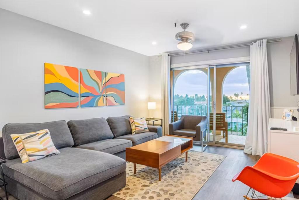 サンディエゴにある2 bed 2 bath penthouse condo with AC and Ocean Viewsのソファとテーブルのあるリビングルーム