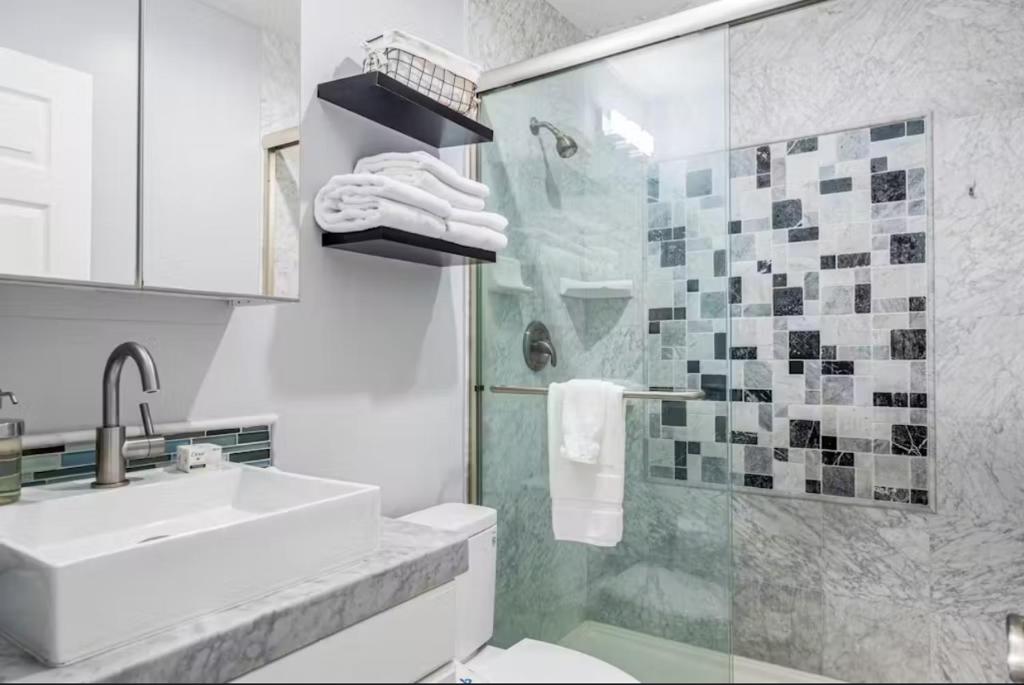 2 bed 2 bath penthouse condo with AC and Ocean Viewsにあるバスルーム