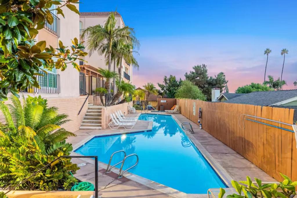 サンディエゴにある2 bed 2 bath penthouse condo with AC and Ocean Viewsの木製の柵のある裏庭のスイミングプール
