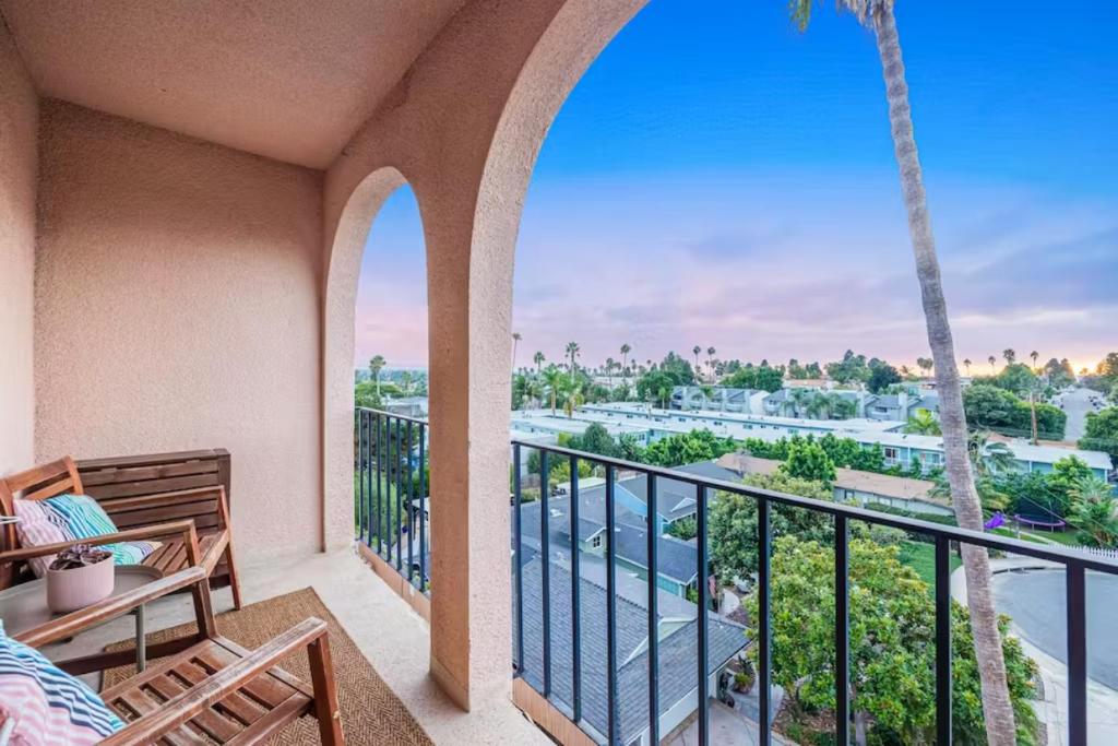 2 bed 2 bath penthouse condo with AC and Ocean Viewsにあるバルコニーまたはテラス