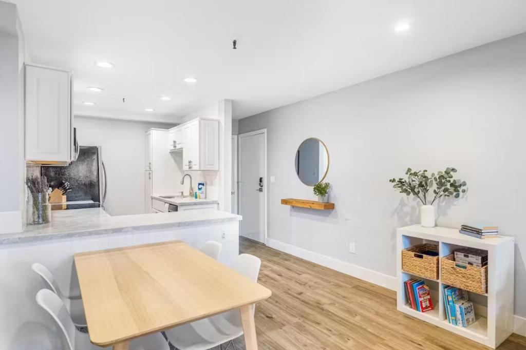 2 bed 2 bath penthouse condo with AC and Ocean Viewsにあるキッチンまたは簡易キッチン