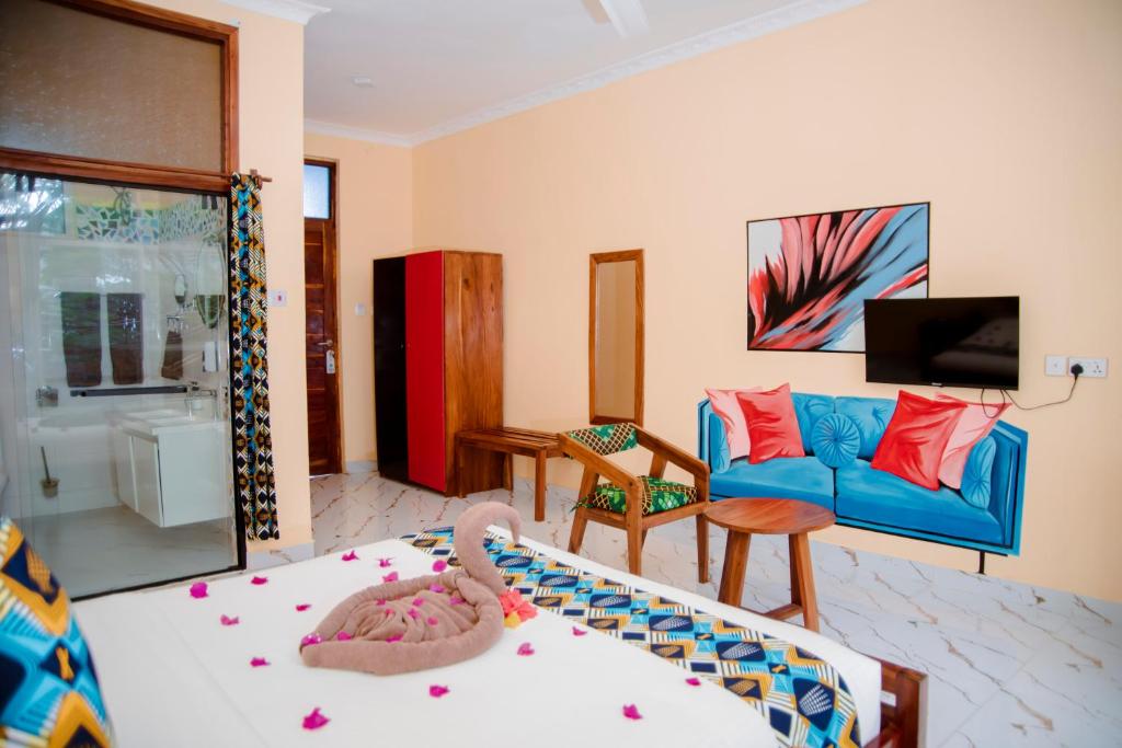TV a/nebo společenská místnost v ubytování Double A Nungwi Beach Hotel