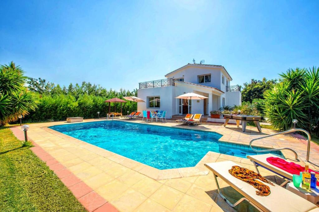 Πισίνα στο ή κοντά στο Villa Evilia by Villa Plus