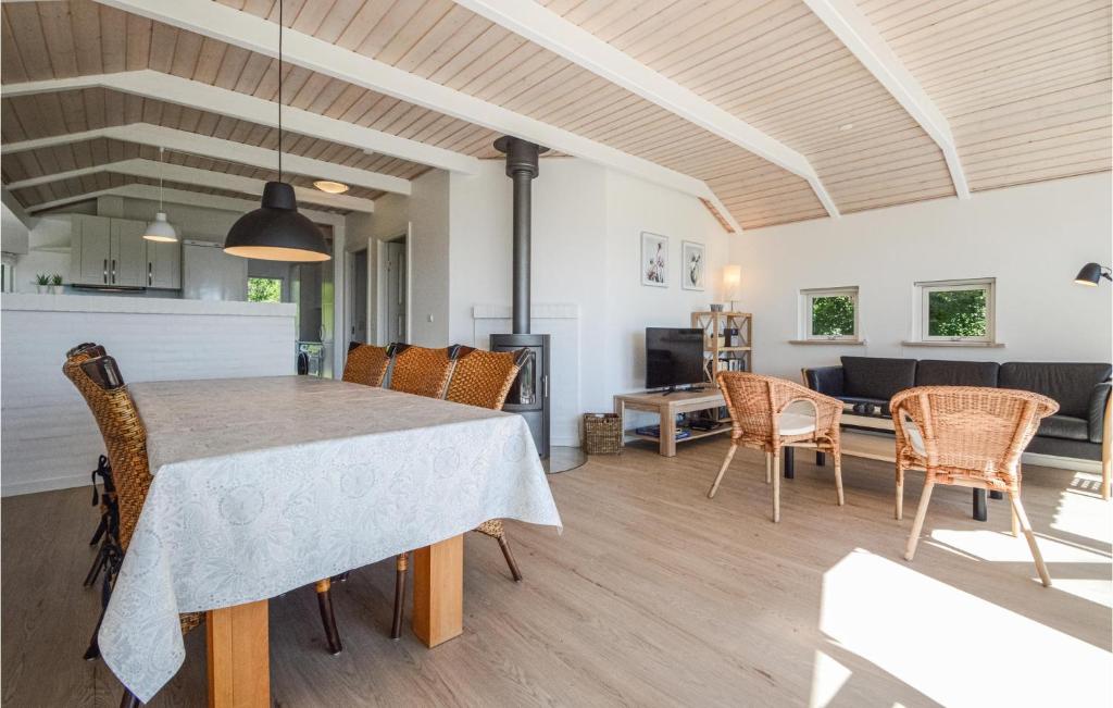 Kuchyň nebo kuchyňský kout v ubytování Cozy Home In Haderslev