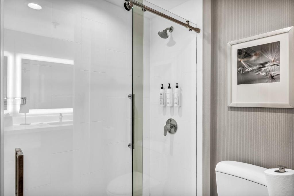 Delta Hotels by Marriott Mount Pleasant - Habitación King Con Ducha Roll-In - Movilidad Y Audición Accesible
