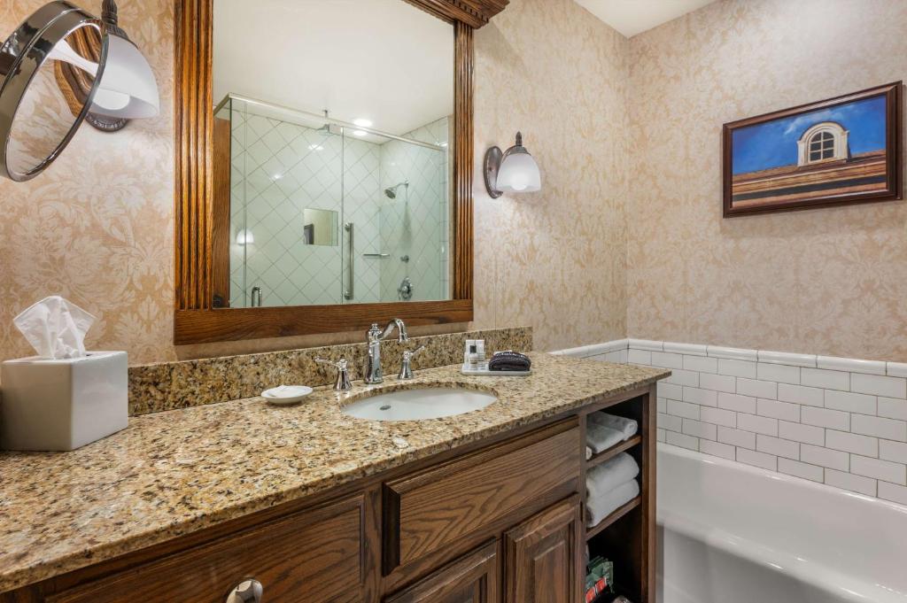 Best Western Premier Mariemont Inn photo