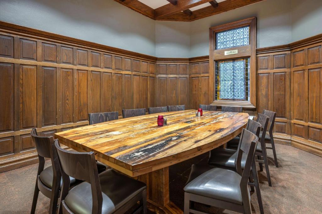 Best Western Premier Mariemont Inn photo