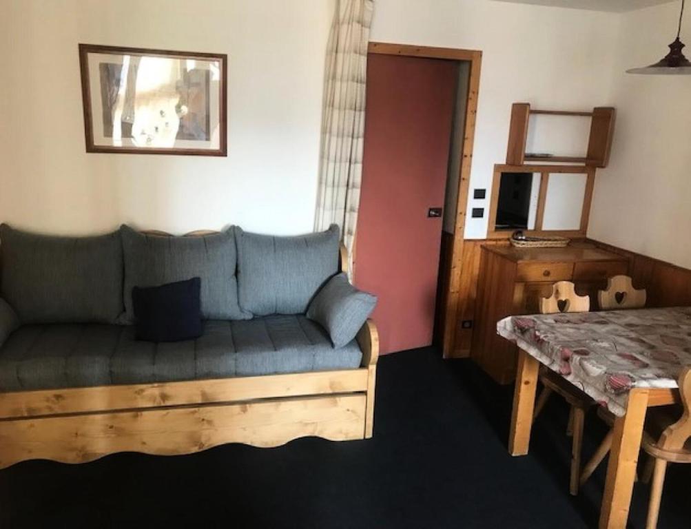 a living room with a couch and a table at Résidence Eskival - ESKIVAL APPARTEMENT 35M² 4 PERS CENTRE STATION ACCES DIRECT SUR LES PISTES MAE-7608 in Val Thorens