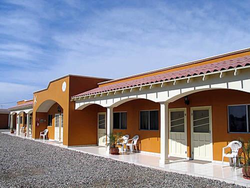 budynek z krzesłami i stołami poza nim w obiekcie Hotel Los Caracoles w mieście Guerrero Negro