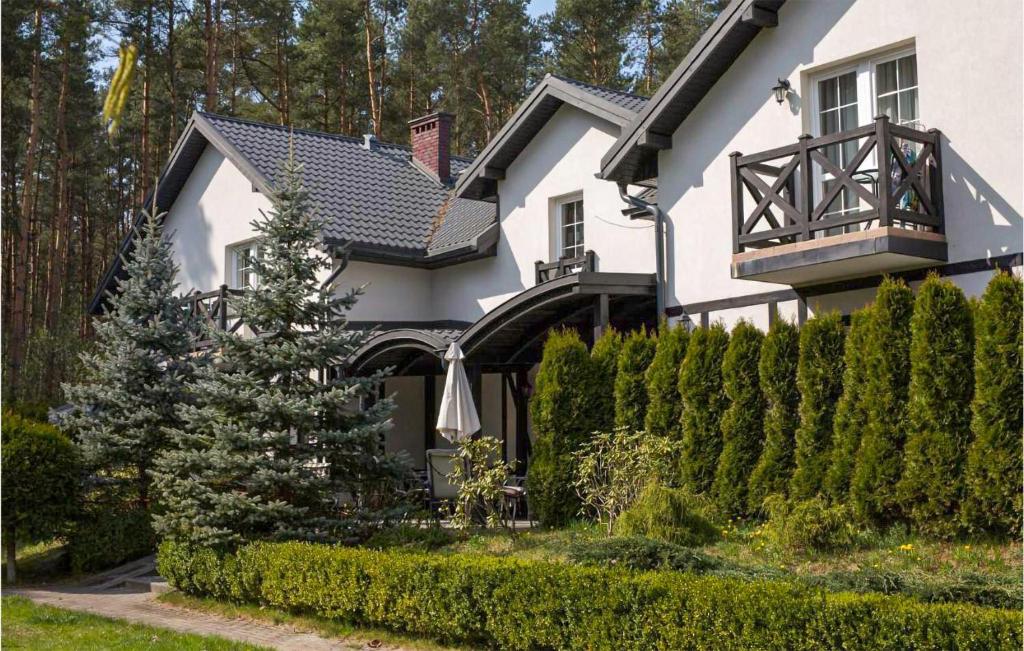 ein weißes Haus mit einem Zaun davor in der Unterkunft Gorgeous Apartment In Debina With Wifi in Debina