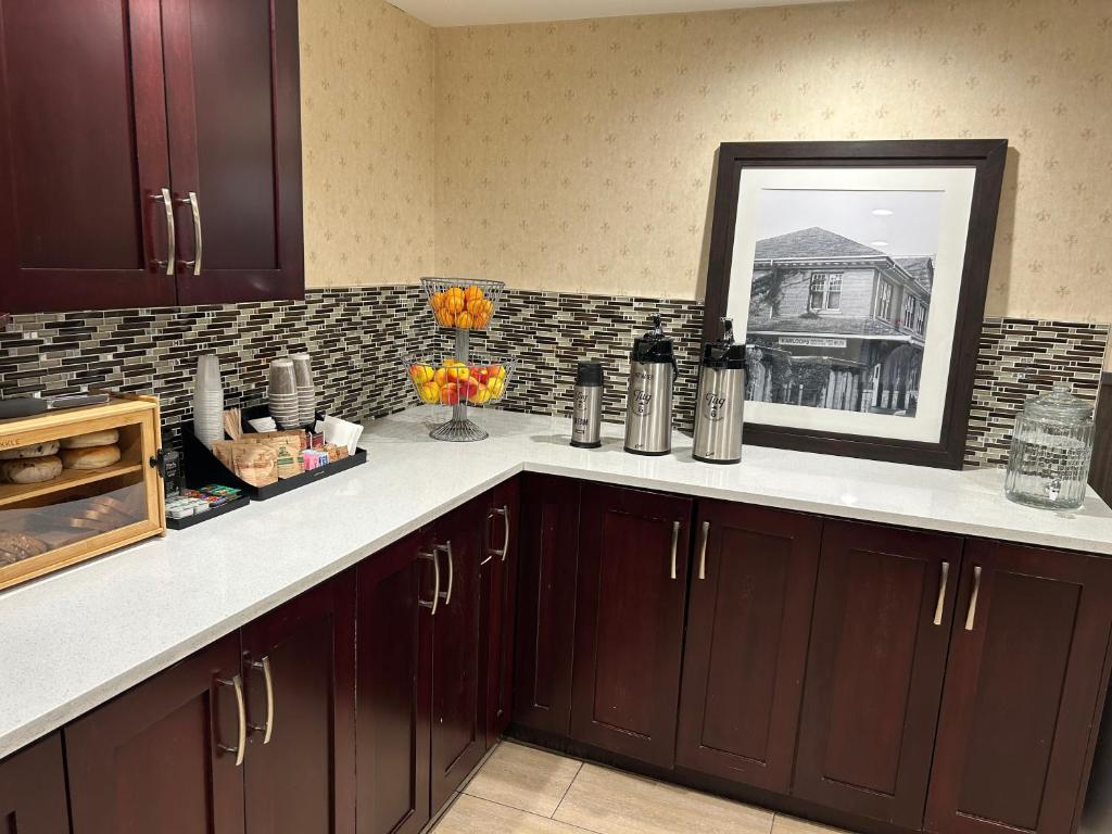 Kuchyň nebo kuchyňský kout v ubytování Prestige Aberdeen Lodge Kamloops