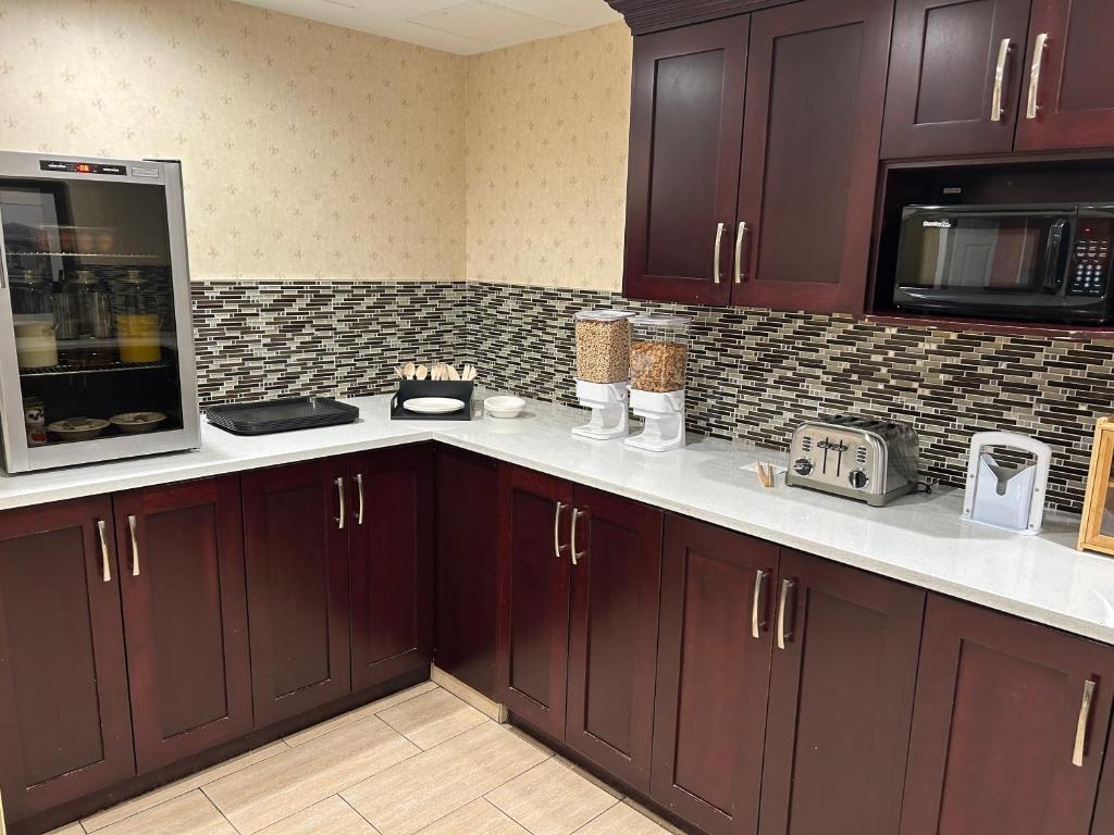 Kuchyň nebo kuchyňský kout v ubytování Prestige Aberdeen Lodge Kamloops
