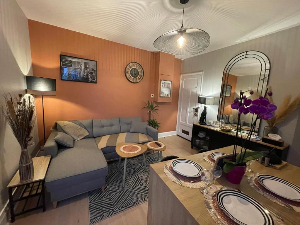 un salon avec un canapé et une table dans l'établissement Le Treize au cœur du bouchon, à Troyes