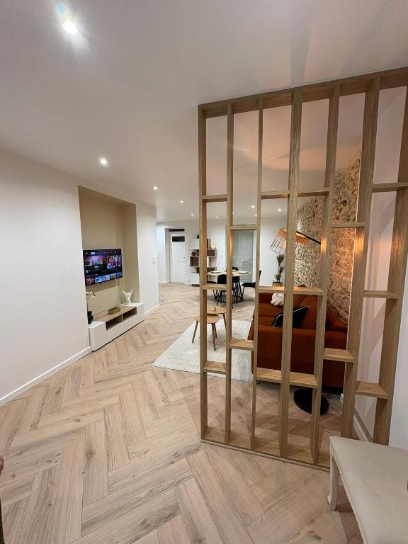 un salon avec une grande paroi en verre dans l'établissement Chez Sof&Jé, à Brie-Comte-Robert