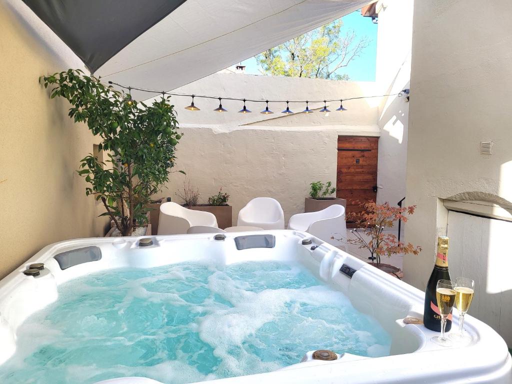 - un bain à remous au milieu d'une pièce dans l'établissement les Cachottiers Montélimar, à Montélimar