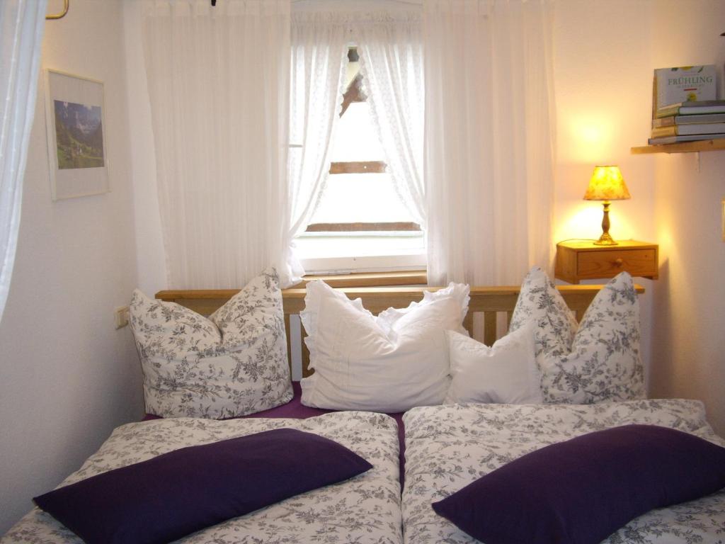 Un pat sau paturi într-o cameră la Ferienhäusel am Malerweg mit Terrasse