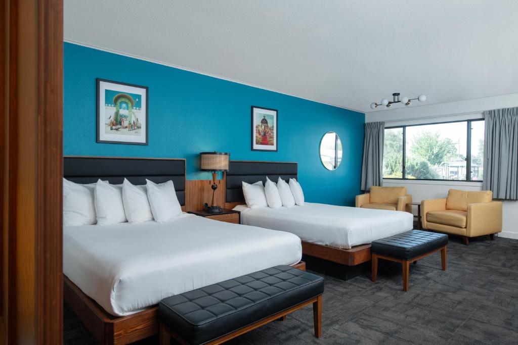 Postel nebo postele na pokoji v ubytování Sapphire Motel Midtown Bozeman