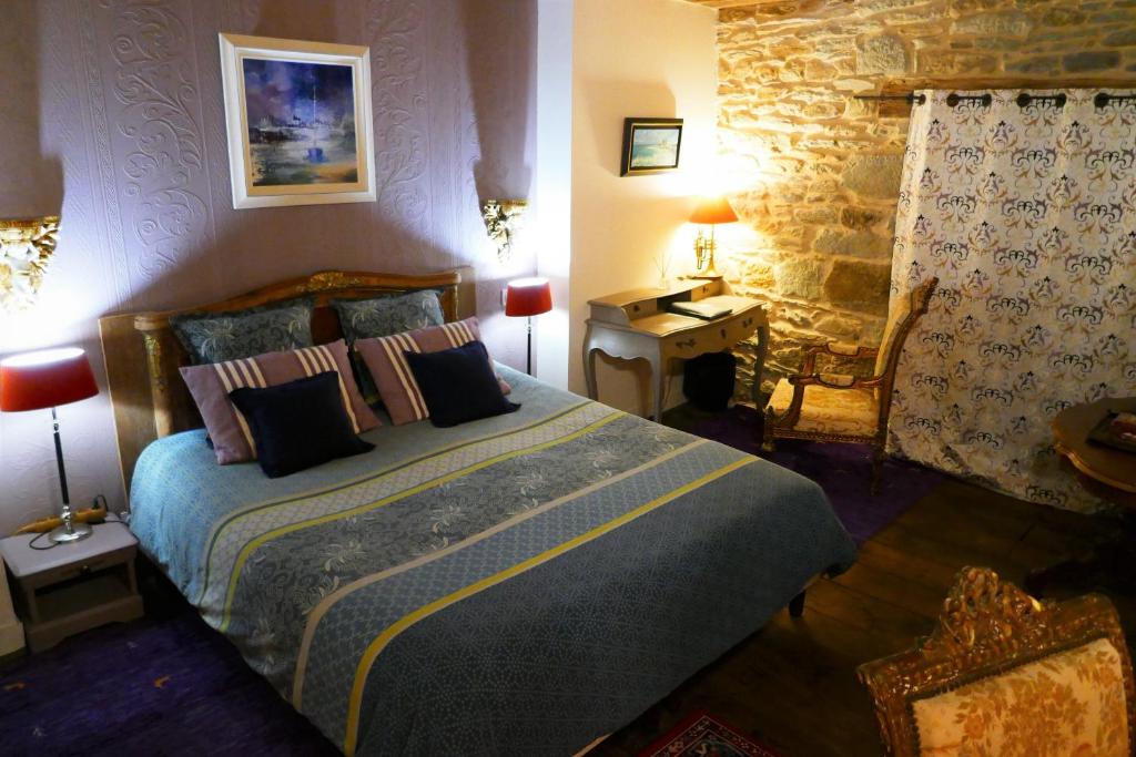 Postel nebo postele na pokoji v ubytování Manoir Desnachez