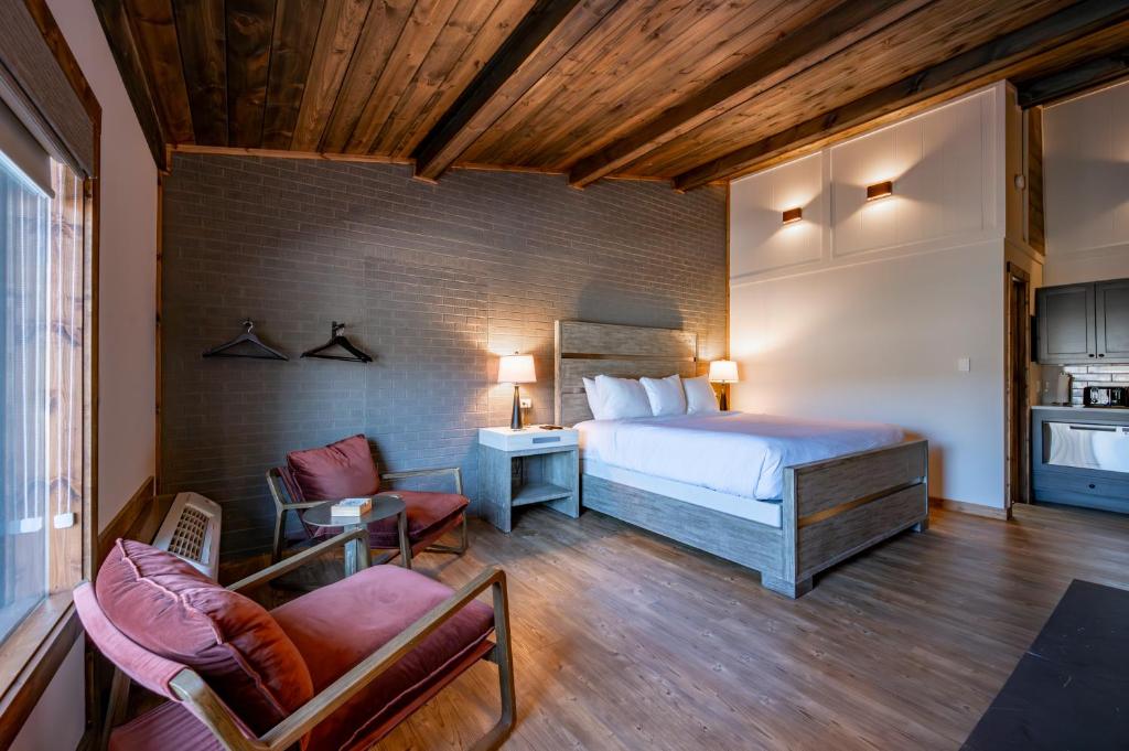 Ένα ή περισσότερα κρεβάτια σε δωμάτιο στο Cove Creek Lodge 206 Standard King Room